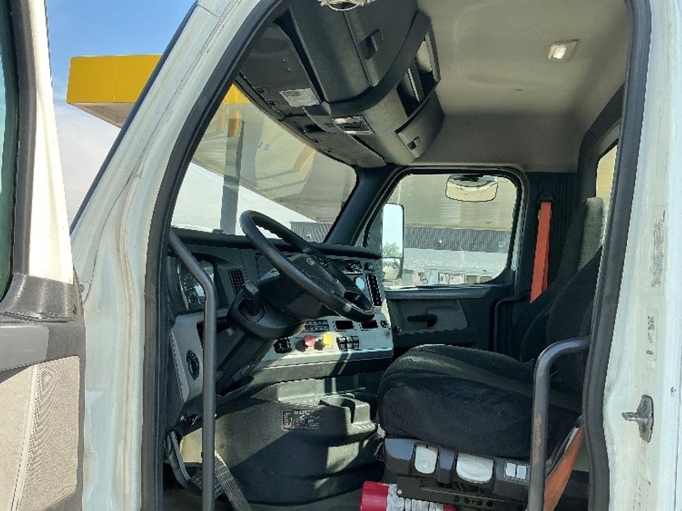 Day Cab Tractor-Heavy Duty Tractors-Freightliner-2019-T11664ST-Melrose Park-IL-768,693\n\t\tmiles-$ 23,000 - Image 10