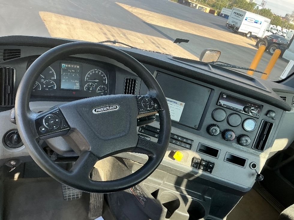 Day Cab Tractor-Heavy Duty Tractors-Freightliner-2019-T11664ST-Melrose Park-IL-768,693\n\t\tmiles-$ 23,000 - Image 11