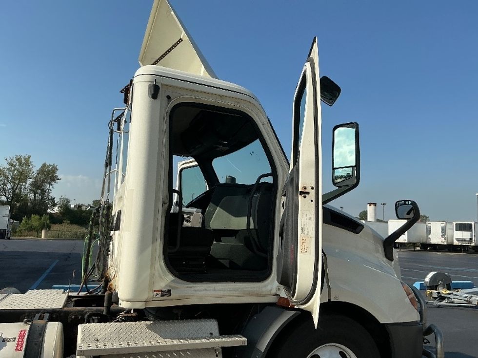 Day Cab Tractor-Heavy Duty Tractors-Freightliner-2019-T11664ST-Melrose Park-IL-768,693\n\t\tmiles-$ 23,000 - Image 12
