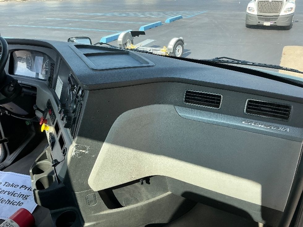 Day Cab Tractor-Heavy Duty Tractors-Freightliner-2019-T11664ST-Melrose Park-IL-768,693\n\t\tmiles-$ 23,000 - Image 13