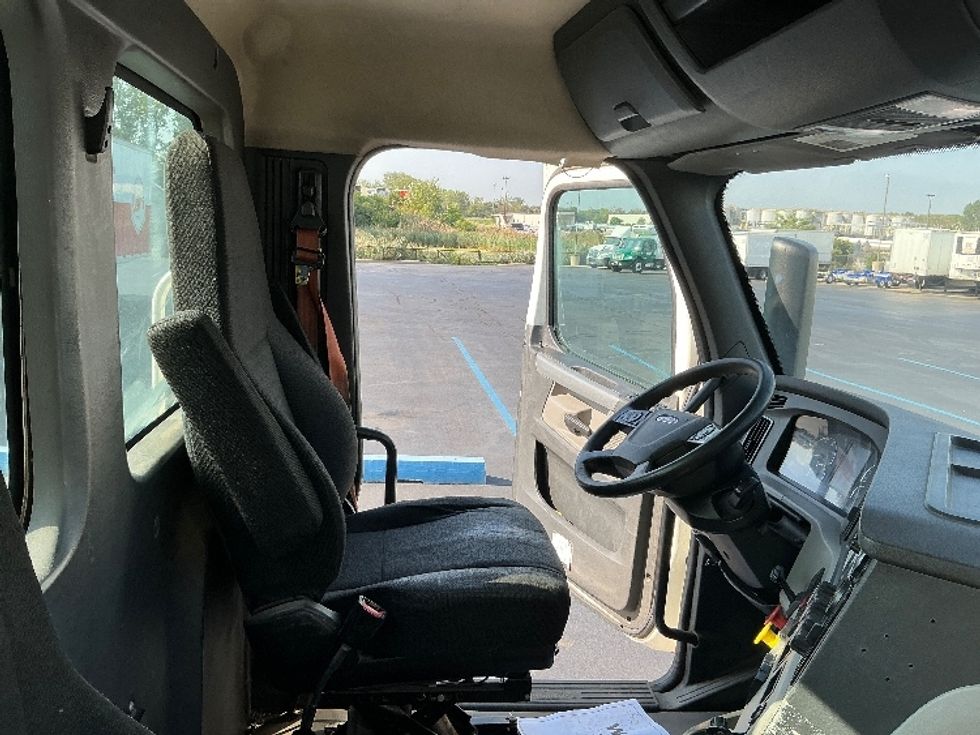 Day Cab Tractor-Heavy Duty Tractors-Freightliner-2019-T11664ST-Melrose Park-IL-768,693\n\t\tmiles-$ 23,000 - Image 14