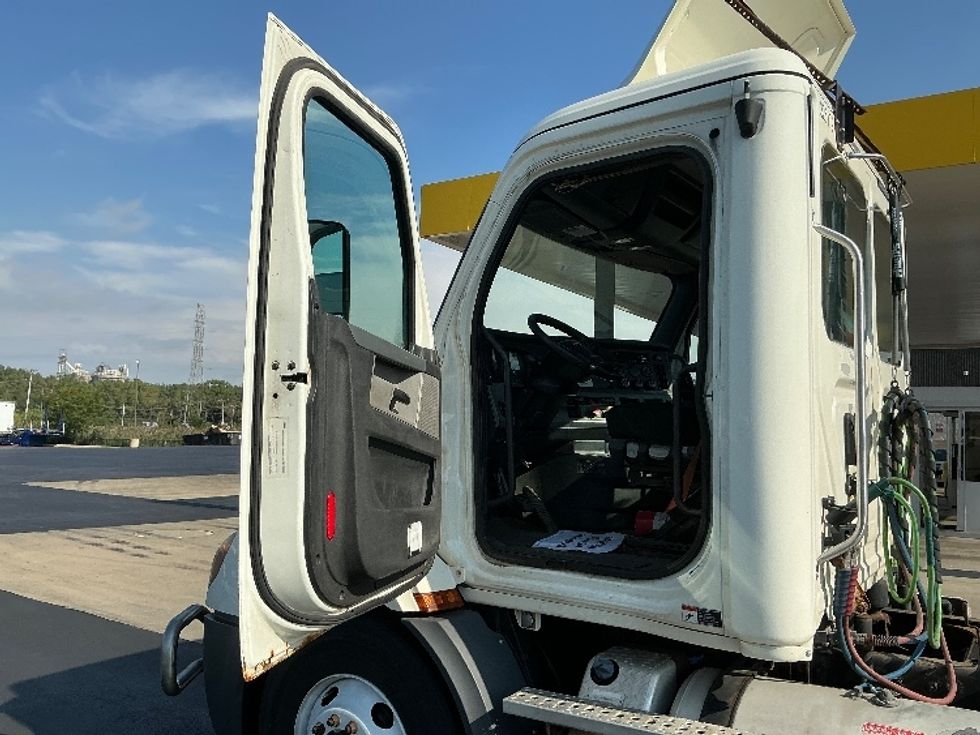 Day Cab Tractor-Heavy Duty Tractors-Freightliner-2019-T11664ST-Melrose Park-IL-768,693\n\t\tmiles-$ 23,000 - Image 9