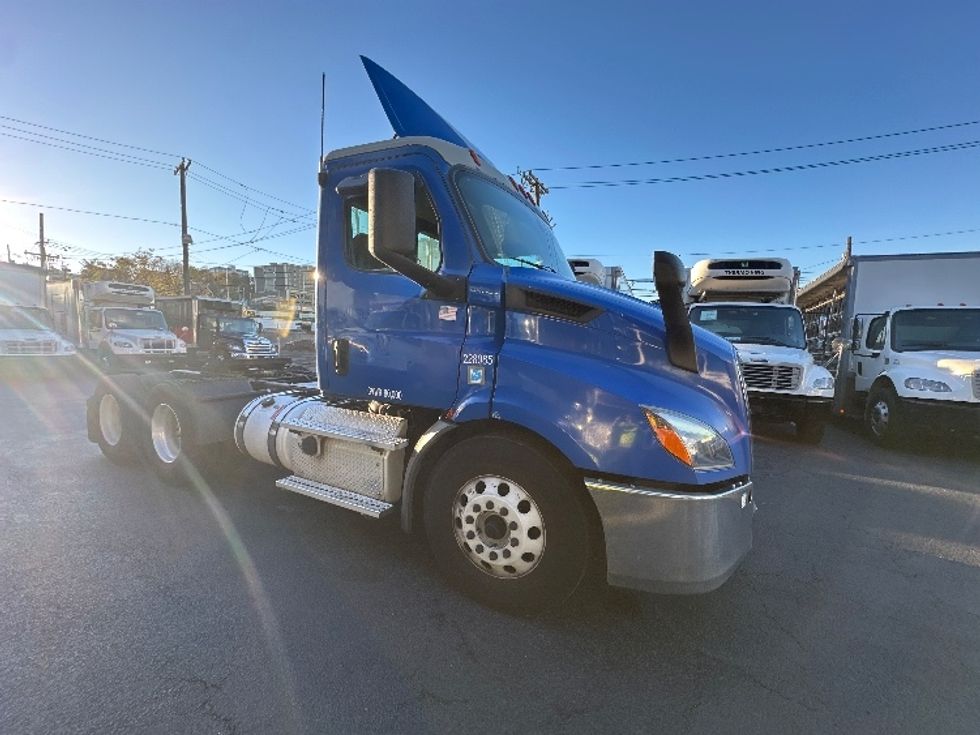 Day Cab Tractor-Heavy Duty Tractors-Freightliner-2019-T11664ST-Monmouth Junction-NJ-162,239\n\t\tmiles-$ 40,500 - Image 1