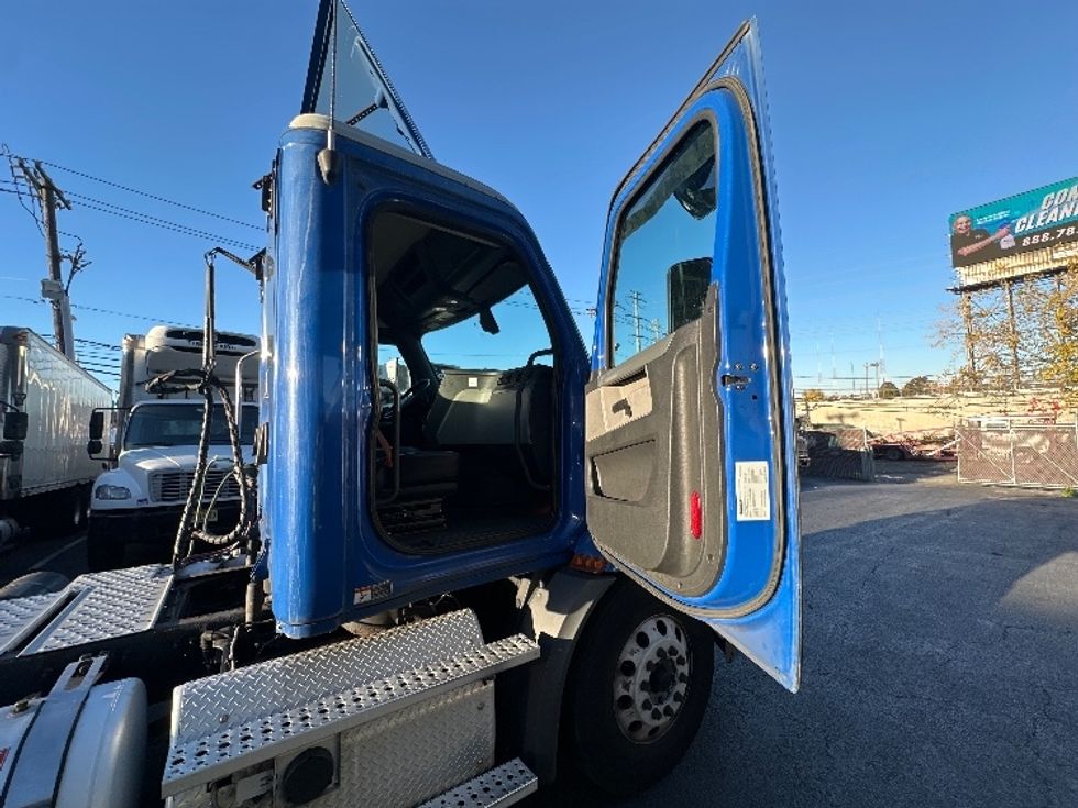 Day Cab Tractor-Heavy Duty Tractors-Freightliner-2019-T11664ST-Monmouth Junction-NJ-162,239\n\t\tmiles-$ 40,500 - Image 12