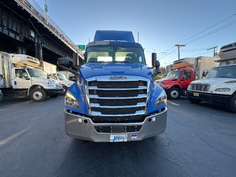 Day Cab Tractor-Heavy Duty Tractors-Freightliner-2019-T11664ST-Monmouth Junction-NJ-162,239\n\t\tmiles-$ 40,500 - Image 2