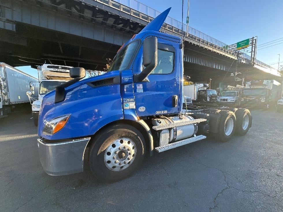 Day Cab Tractor-Heavy Duty Tractors-Freightliner-2019-T11664ST-Monmouth Junction-NJ-162,239\n\t\tmiles-$ 40,500 - Image 3