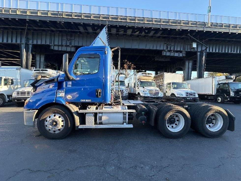 Day Cab Tractor-Heavy Duty Tractors-Freightliner-2019-T11664ST-Monmouth Junction-NJ-162,239\n\t\tmiles-$ 40,500 - Image 4