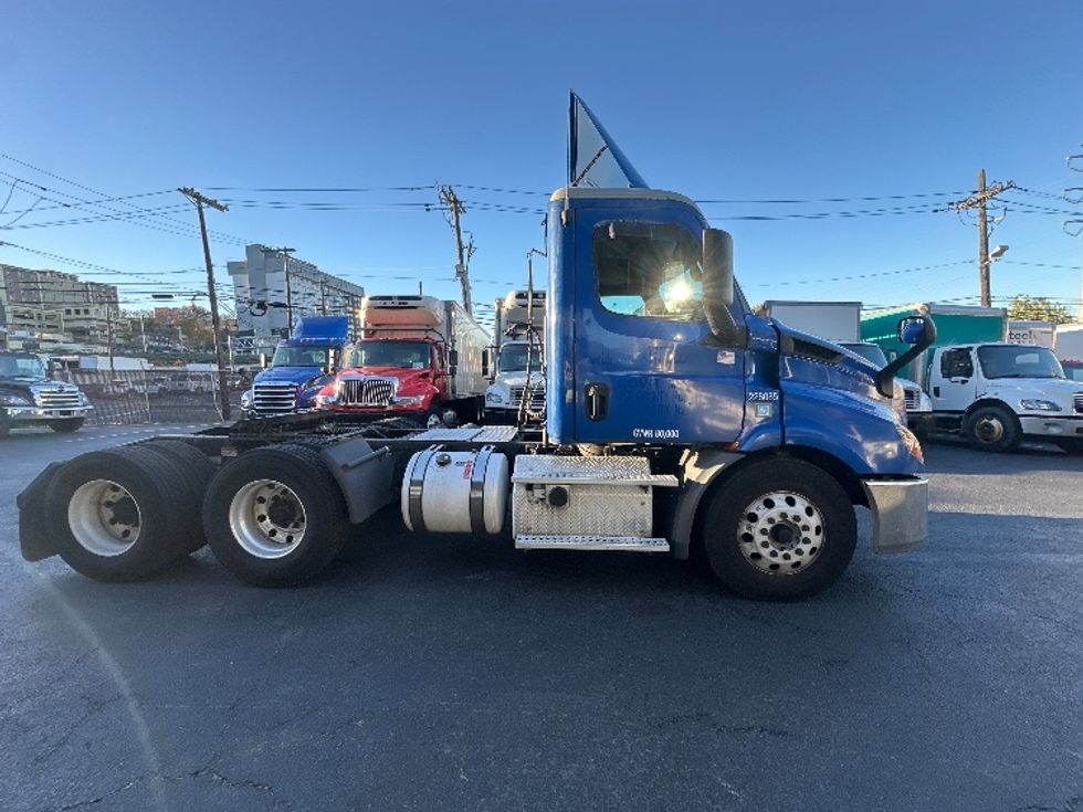 Day Cab Tractor-Heavy Duty Tractors-Freightliner-2019-T11664ST-Monmouth Junction-NJ-162,239\n\t\tmiles-$ 40,500 - Image 8