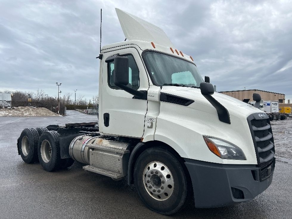 Day Cab Tractor-Heavy Duty Tractors-Freightliner-2019-T11664ST-Montreal-PQ-445,990\n\t\tkm-$ 59,750 - Image 1