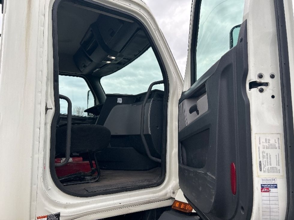 Day Cab Tractor-Heavy Duty Tractors-Freightliner-2019-T11664ST-Montreal-PQ-445,990\n\t\tkm-$ 59,750 - Image 12