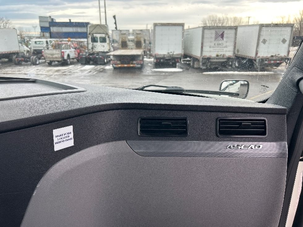 Day Cab Tractor-Heavy Duty Tractors-Freightliner-2019-T11664ST-Montreal-PQ-445,990\n\t\tkm-$ 59,750 - Image 13