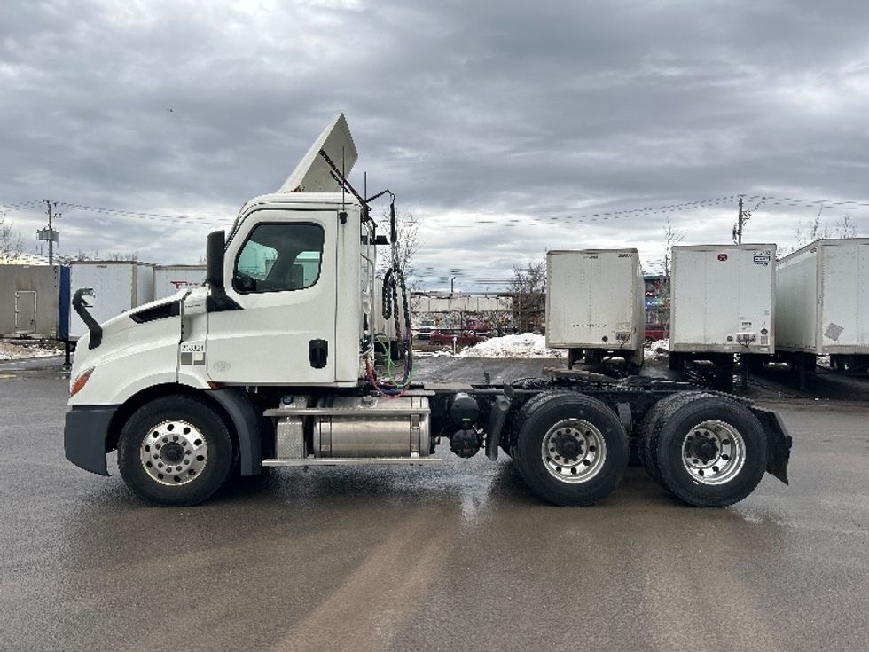 Day Cab Tractor-Heavy Duty Tractors-Freightliner-2019-T11664ST-Montreal-PQ-445,990\n\t\tkm-$ 59,750 - Image 4
