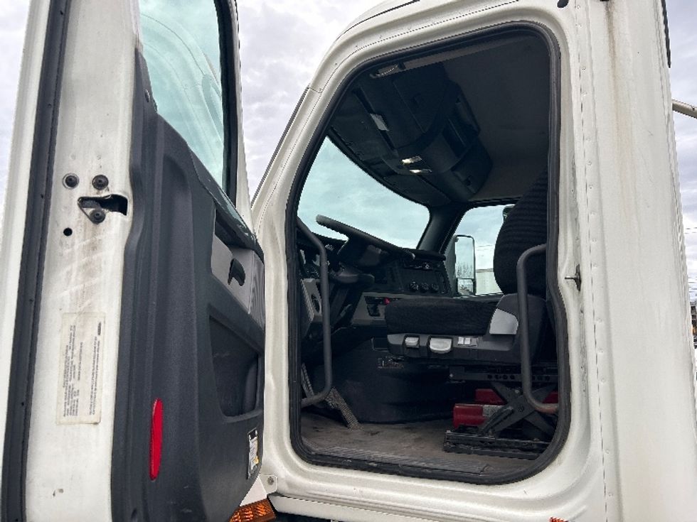 Day Cab Tractor-Heavy Duty Tractors-Freightliner-2019-T11664ST-Montreal-PQ-445,990\n\t\tkm-$ 59,750 - Image 9