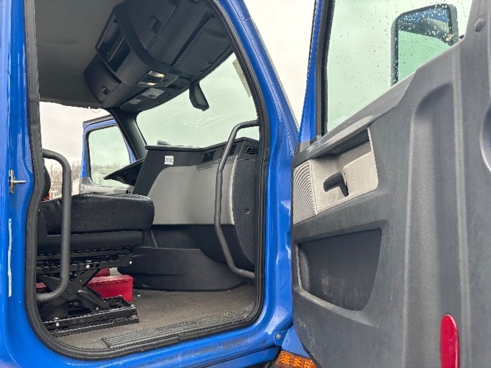 Day Cab Tractor-Heavy Duty Tractors-Freightliner-2019-T11664ST-North Bergen-NJ-125,000\n\t\tmiles-$ 53,750 - Image 12