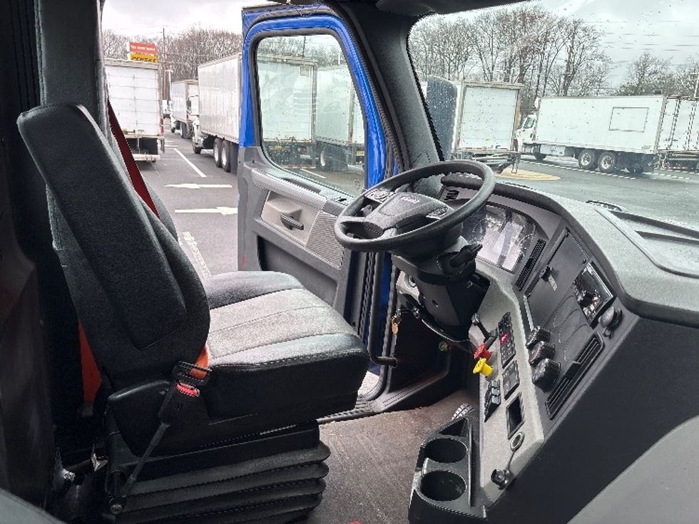 Day Cab Tractor-Heavy Duty Tractors-Freightliner-2019-T11664ST-North Bergen-NJ-125,000\n\t\tmiles-$ 53,750 - Image 14