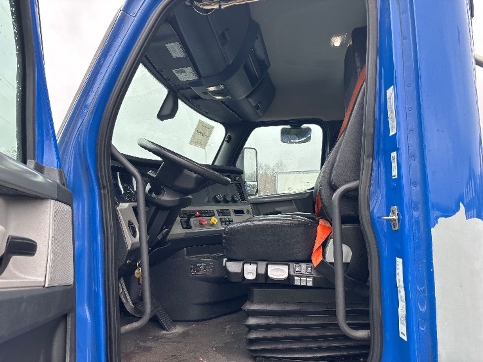 Day Cab Tractor-Heavy Duty Tractors-Freightliner-2019-T11664ST-North Bergen-NJ-125,000\n\t\tmiles-$ 53,750 - Image 9