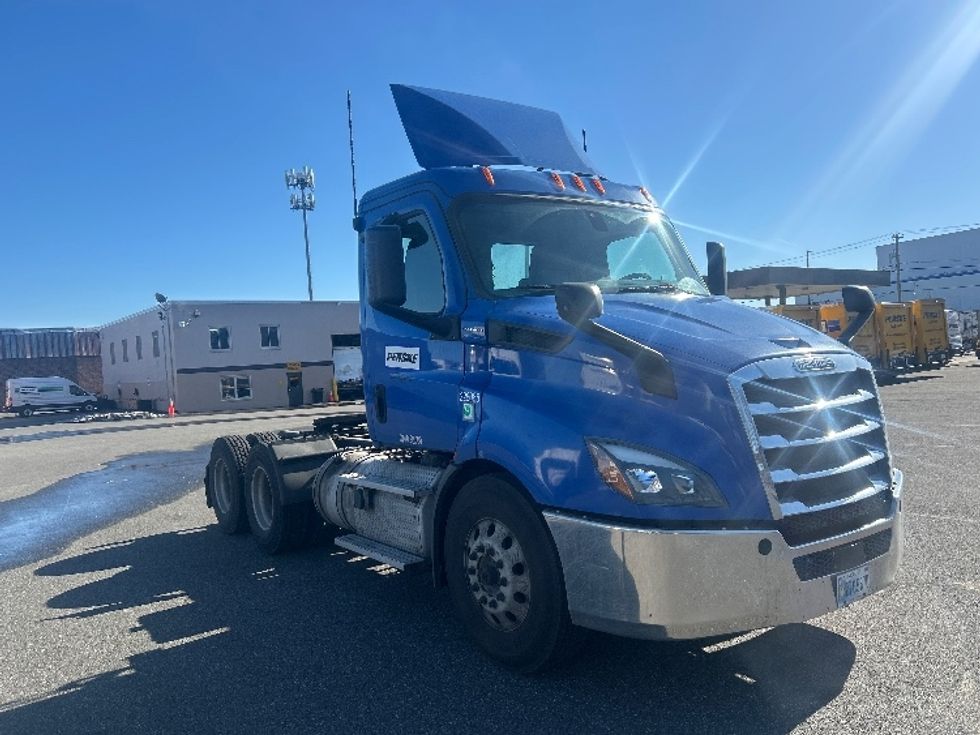 Day Cab Tractor-Heavy Duty Tractors-Freightliner-2019-T11664ST-North Bergen-NJ-128,007\n\t\tmiles-$ 53,750 - Image 1