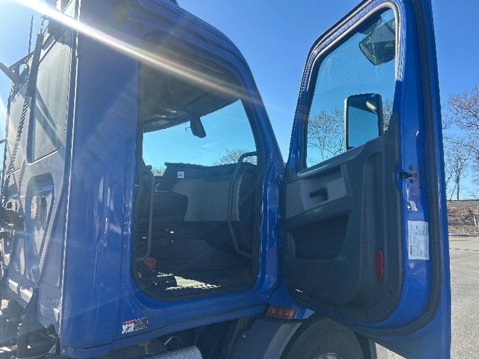 Day Cab Tractor-Heavy Duty Tractors-Freightliner-2019-T11664ST-North Bergen-NJ-128,007\n\t\tmiles-$ 53,750 - Image 12