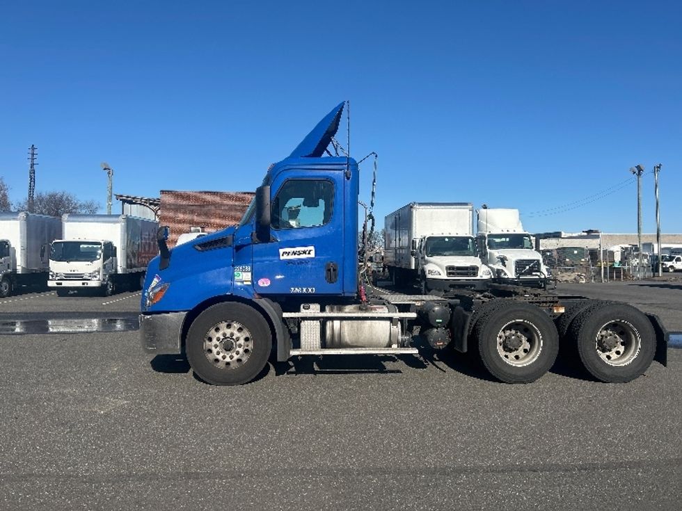 Day Cab Tractor-Heavy Duty Tractors-Freightliner-2019-T11664ST-North Bergen-NJ-128,007\n\t\tmiles-$ 53,750 - Image 4