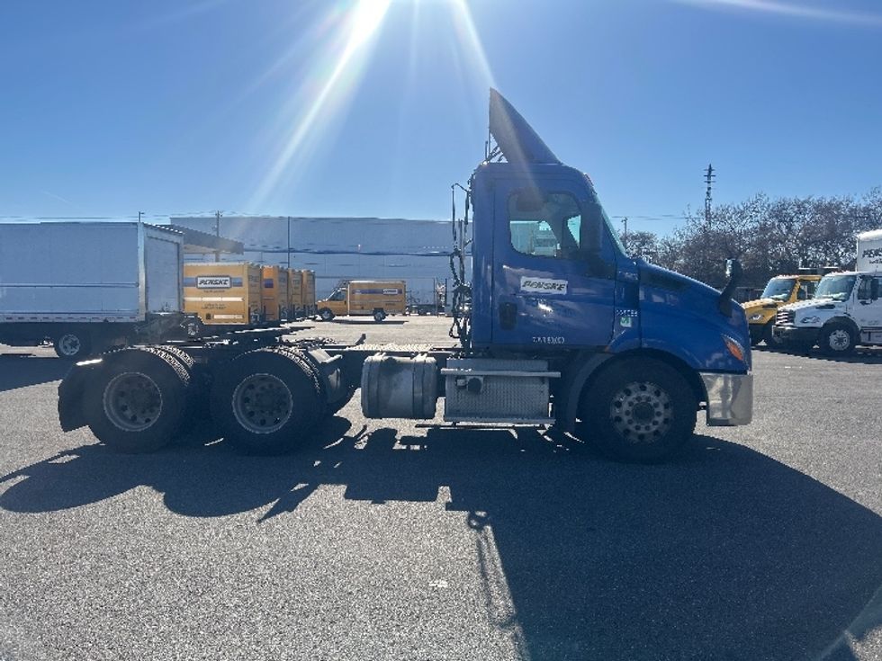 Day Cab Tractor-Heavy Duty Tractors-Freightliner-2019-T11664ST-North Bergen-NJ-128,007\n\t\tmiles-$ 53,750 - Image 8