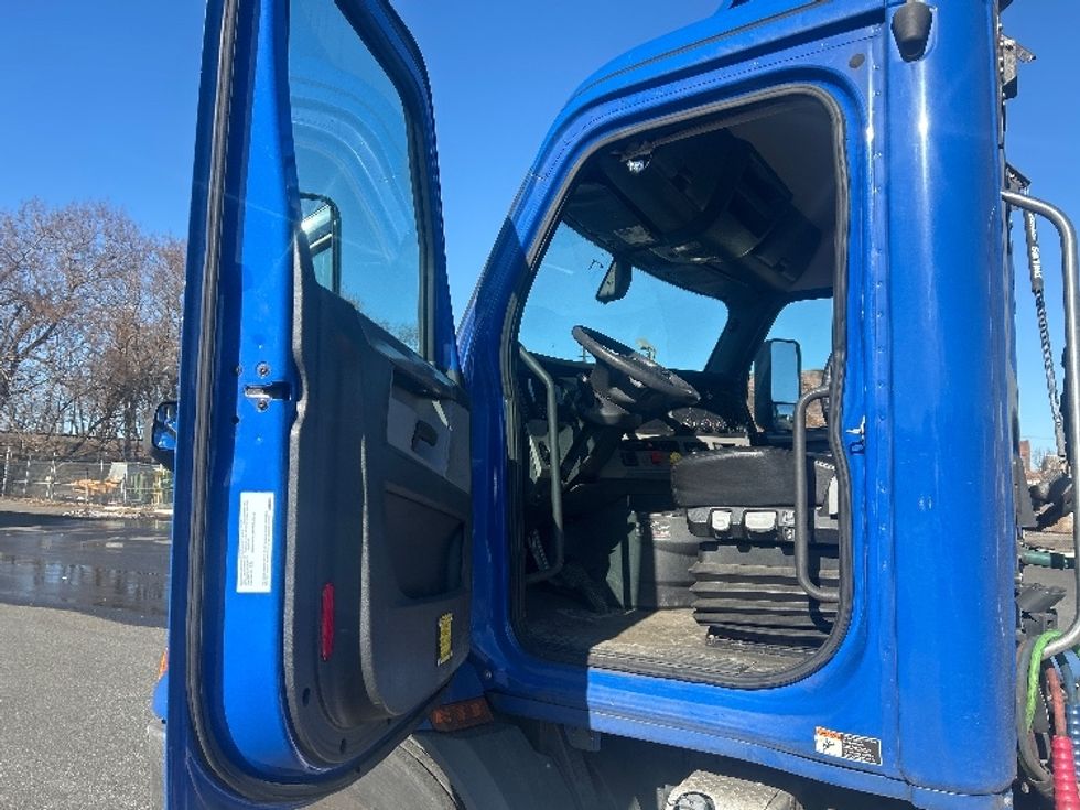 Day Cab Tractor-Heavy Duty Tractors-Freightliner-2019-T11664ST-North Bergen-NJ-128,007\n\t\tmiles-$ 53,750 - Image 9