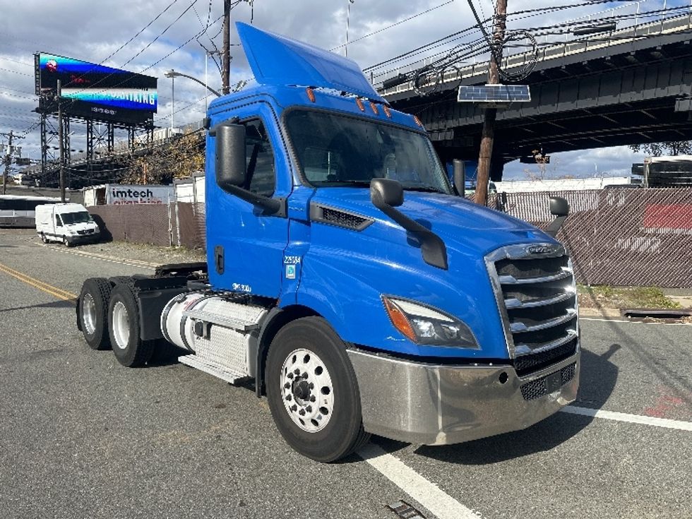 Day Cab Tractor-Heavy Duty Tractors-Freightliner-2019-T11664ST-North Bergen-NJ-165,555\n\t\tmiles-$ 40,000 - Image 1