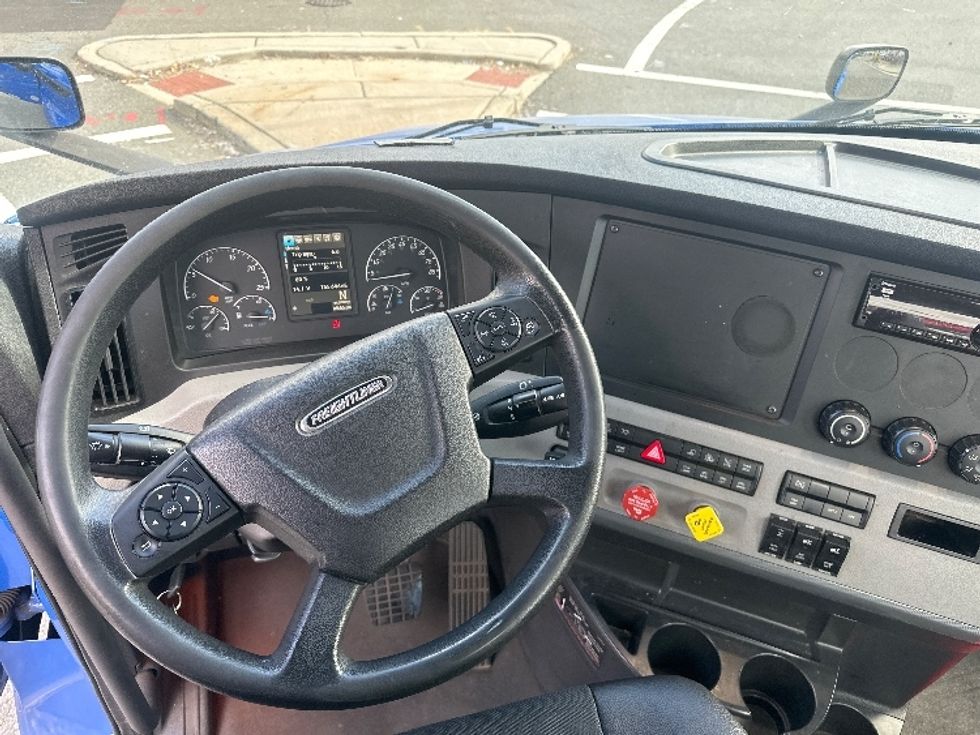 Day Cab Tractor-Heavy Duty Tractors-Freightliner-2019-T11664ST-North Bergen-NJ-165,555\n\t\tmiles-$ 40,000 - Image 11