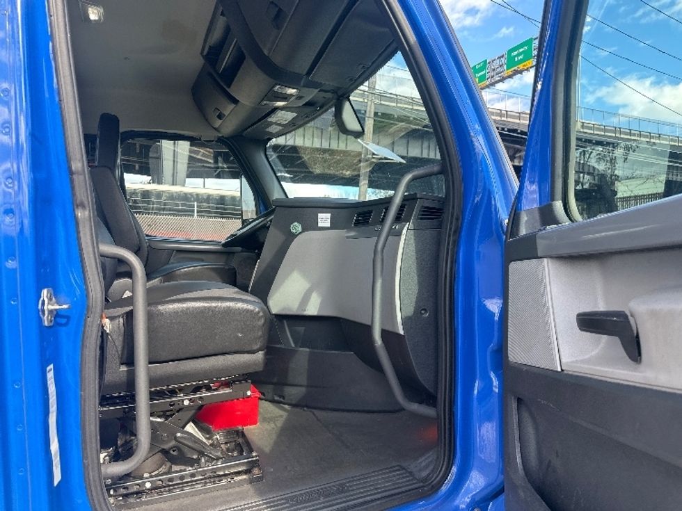 Day Cab Tractor-Heavy Duty Tractors-Freightliner-2019-T11664ST-North Bergen-NJ-165,555\n\t\tmiles-$ 40,000 - Image 12