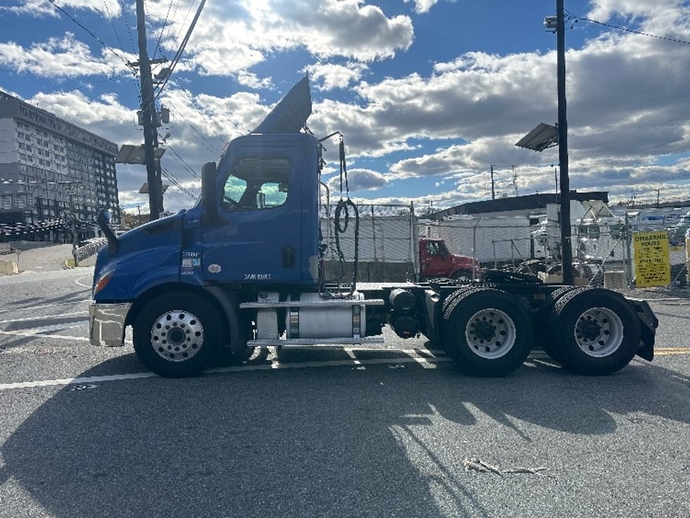 Day Cab Tractor-Heavy Duty Tractors-Freightliner-2019-T11664ST-North Bergen-NJ-165,555\n\t\tmiles-$ 40,000 - Image 4