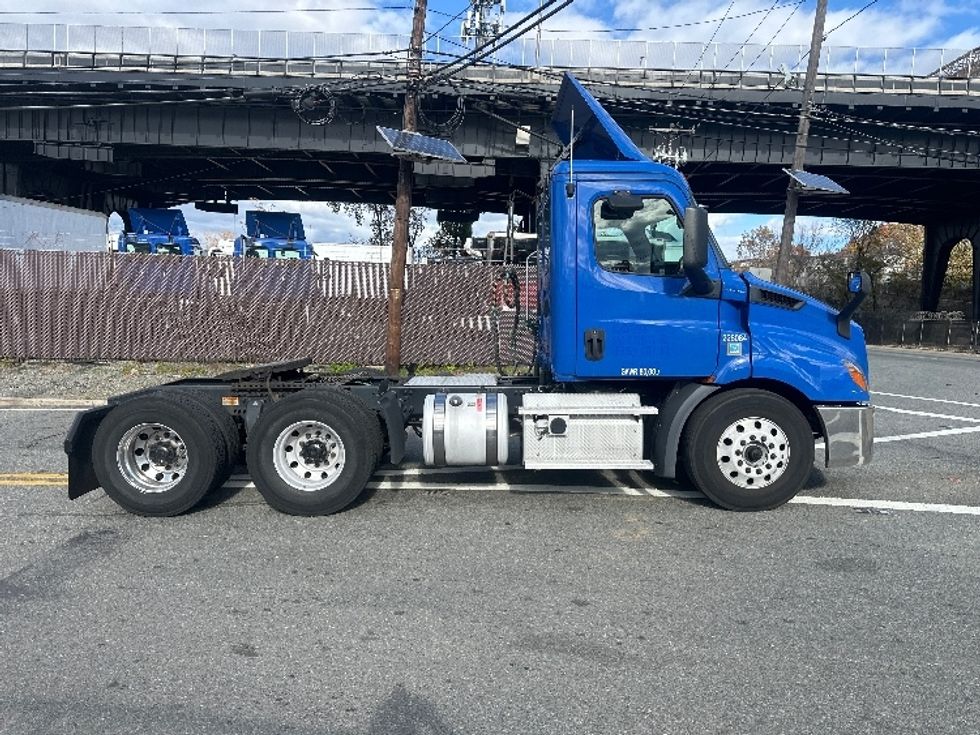 Day Cab Tractor-Heavy Duty Tractors-Freightliner-2019-T11664ST-North Bergen-NJ-165,555\n\t\tmiles-$ 40,000 - Image 8