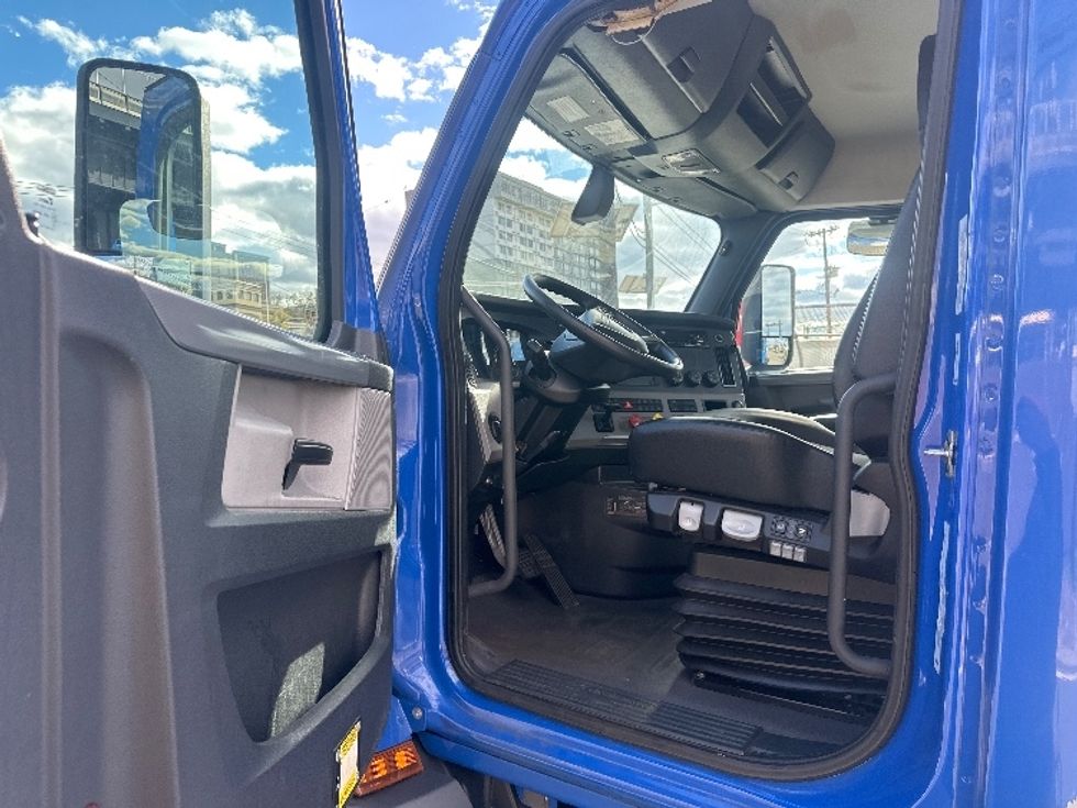 Day Cab Tractor-Heavy Duty Tractors-Freightliner-2019-T11664ST-North Bergen-NJ-165,555\n\t\tmiles-$ 40,000 - Image 9