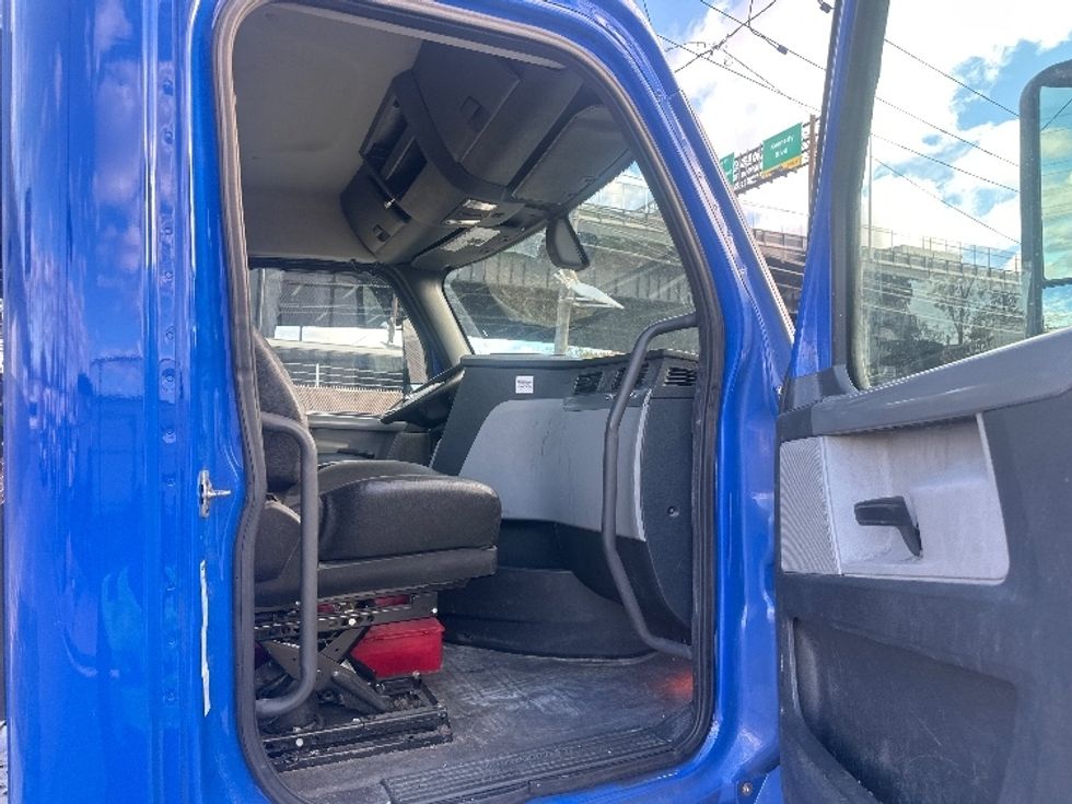 Day Cab Tractor-Heavy Duty Tractors-Freightliner-2019-T11664ST-North Bergen-NJ-258,109\n\t\tmiles-$ 46,500 - Image 12