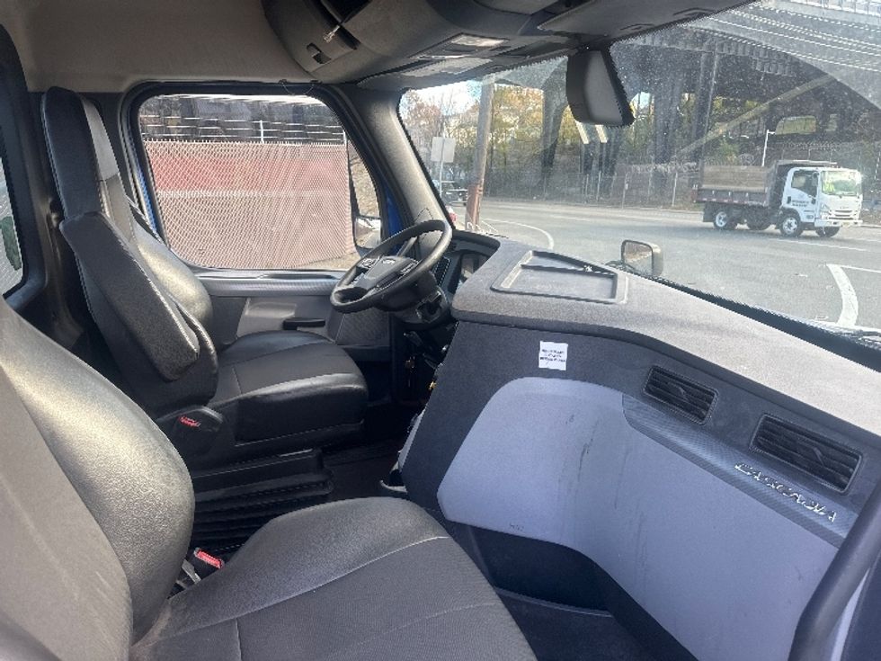 Day Cab Tractor-Heavy Duty Tractors-Freightliner-2019-T11664ST-North Bergen-NJ-258,109\n\t\tmiles-$ 46,500 - Image 13