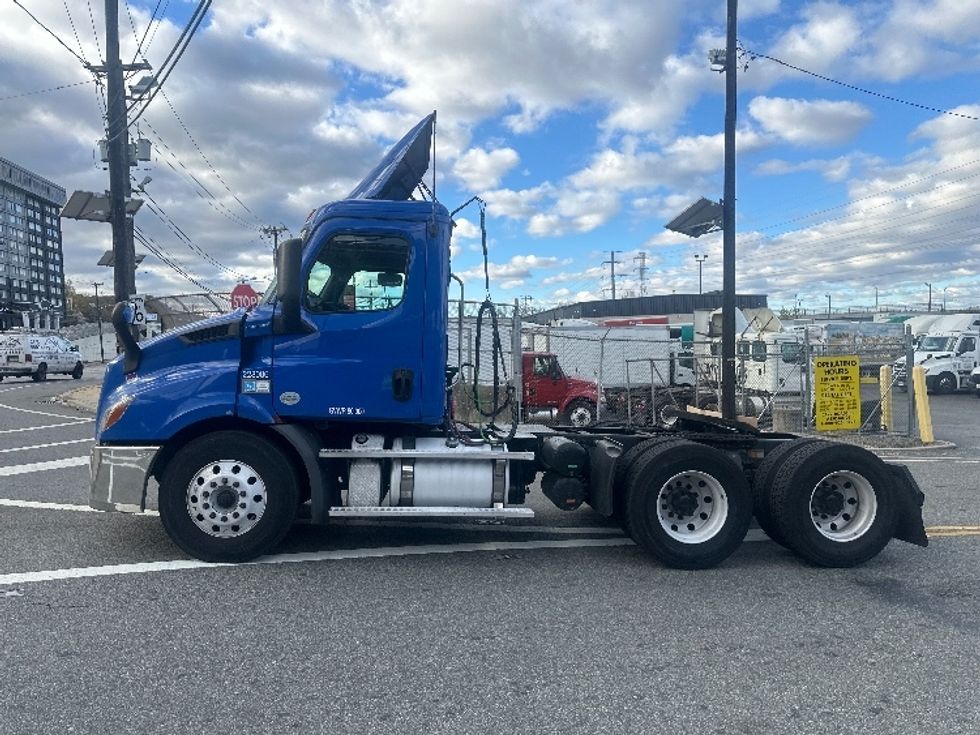 Day Cab Tractor-Heavy Duty Tractors-Freightliner-2019-T11664ST-North Bergen-NJ-258,109\n\t\tmiles-$ 46,500 - Image 4