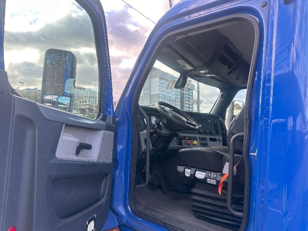 Day Cab Tractor-Heavy Duty Tractors-Freightliner-2019-T11664ST-North Bergen-NJ-262,914\n\t\tmiles-$ 40,500 - Image 9
