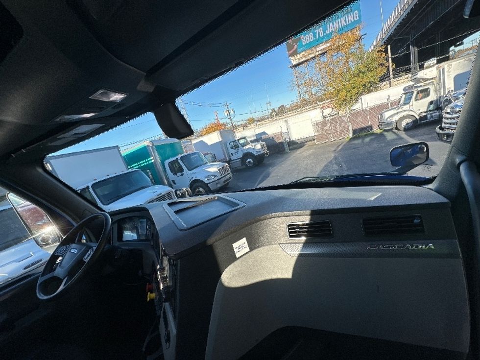 Day Cab Tractor-Heavy Duty Tractors-Freightliner-2019-T11664ST-North Bergen-NJ-40,816\n\t\tmiles-$ 56,500 - Image 13