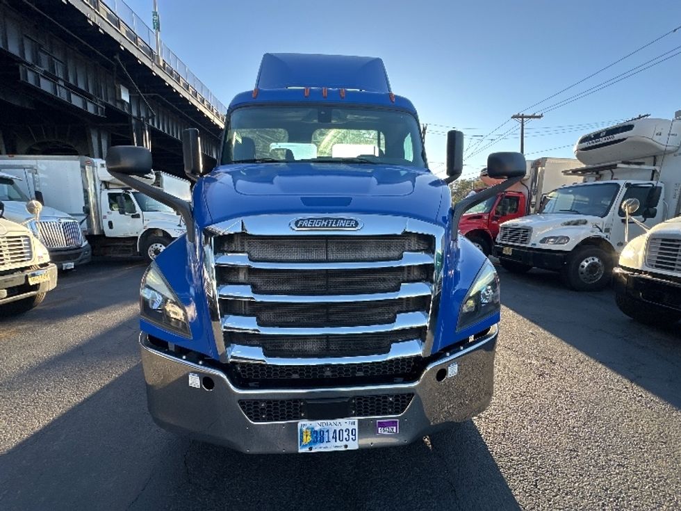 2019 Freightliner Cascadia 116" Day cab photo 2