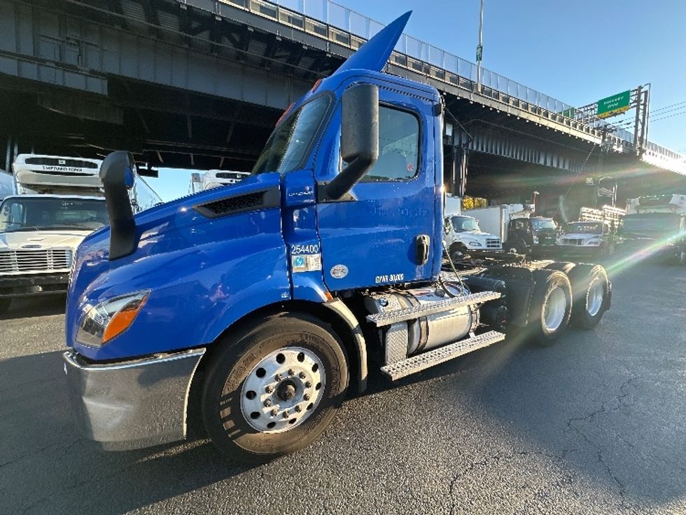 2019 Freightliner Cascadia 116" Day cab photo 3