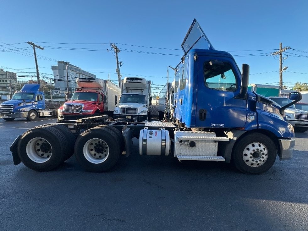 Day Cab Tractor-Heavy Duty Tractors-Freightliner-2019-T11664ST-North Bergen-NJ-40,816\n\t\tmiles-$ 56,500 - Image 8