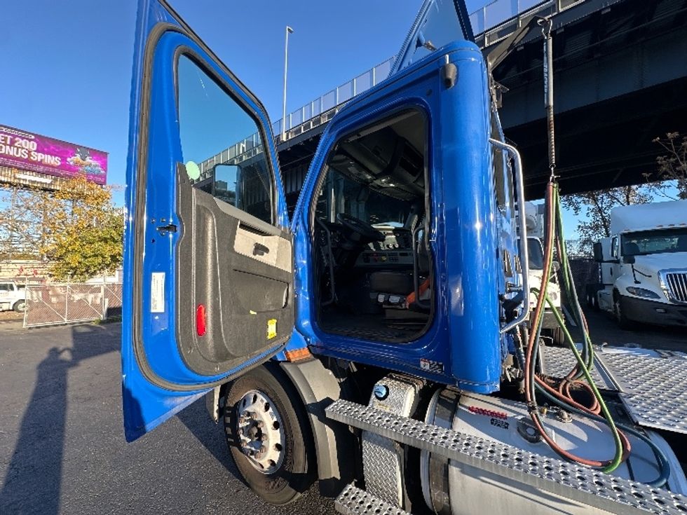 Day Cab Tractor-Heavy Duty Tractors-Freightliner-2019-T11664ST-North Bergen-NJ-40,816\n\t\tmiles-$ 56,500 - Image 9