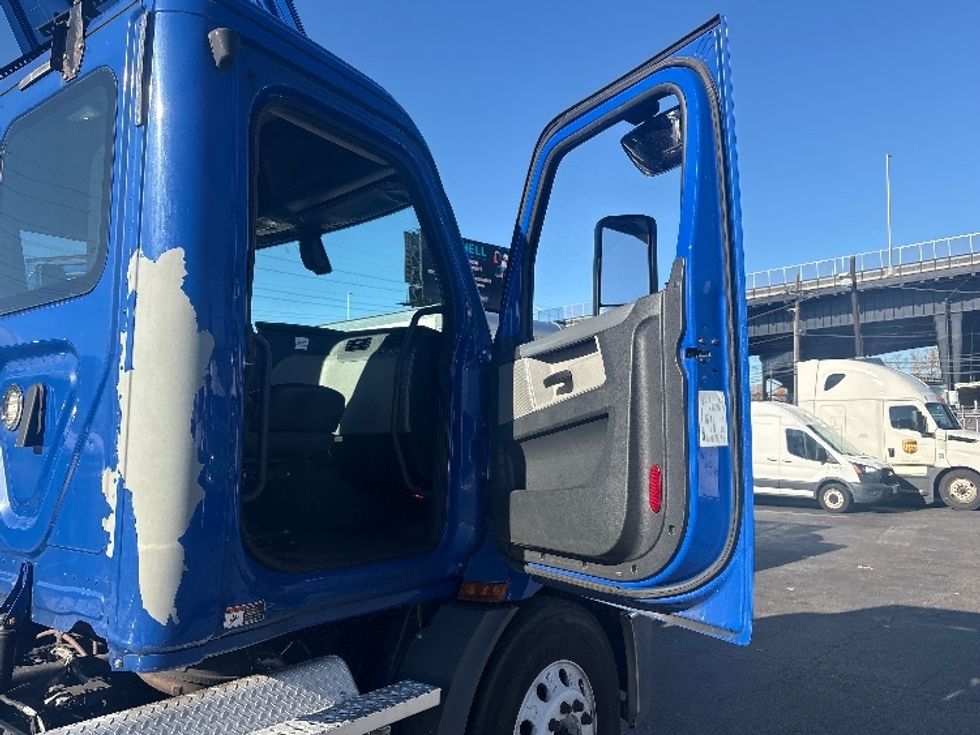Day Cab Tractor-Heavy Duty Tractors-Freightliner-2019-T11664ST-North Bergen-NJ-62,963\n\t\tmiles-$ 56,500 - Image 12