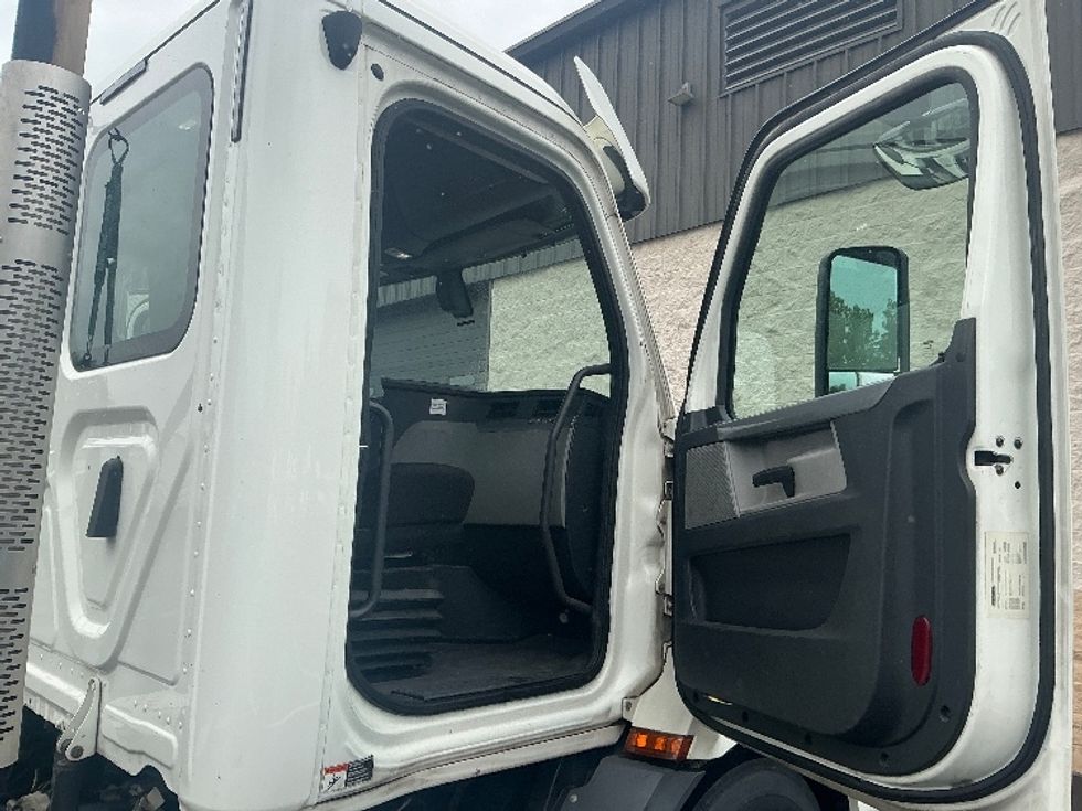 Day Cab Tractor-Heavy Duty Tractors-Freightliner-2019-T11664ST-Pensacola-FL-613,538\n\t\tmiles-$ 29,500 - Image 12