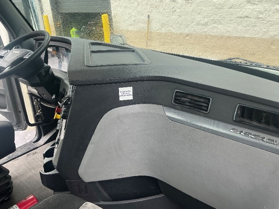 Day Cab Tractor-Heavy Duty Tractors-Freightliner-2019-T11664ST-Pensacola-FL-613,538\n\t\tmiles-$ 29,500 - Image 13