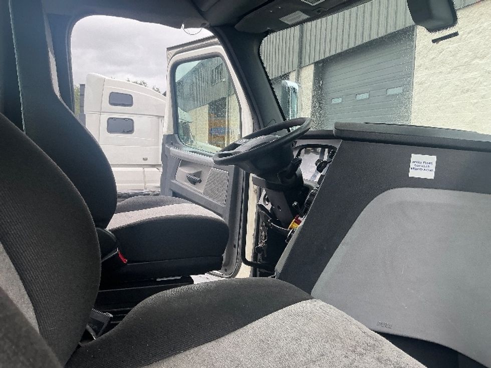 Day Cab Tractor-Heavy Duty Tractors-Freightliner-2019-T11664ST-Pensacola-FL-613,538\n\t\tmiles-$ 29,500 - Image 14