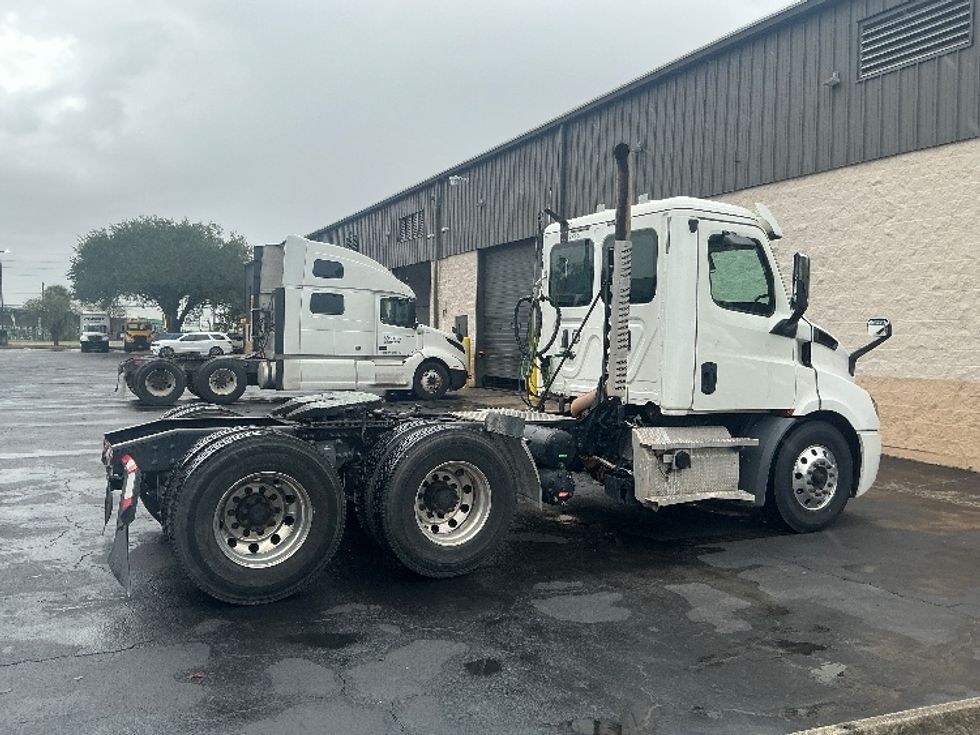 Day Cab Tractor-Heavy Duty Tractors-Freightliner-2019-T11664ST-Pensacola-FL-613,538\n\t\tmiles-$ 29,500 - Image 8
