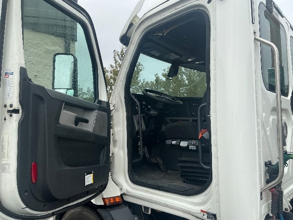 Day Cab Tractor-Heavy Duty Tractors-Freightliner-2019-T11664ST-Pensacola-FL-613,538\n\t\tmiles-$ 29,500 - Image 9