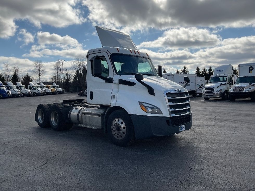 Day Cab Tractor-Heavy Duty Tractors-Freightliner-2019-T11664ST-Perrysburg-OH-373,994\n\t\tmiles-$ 46,750 - Image 1