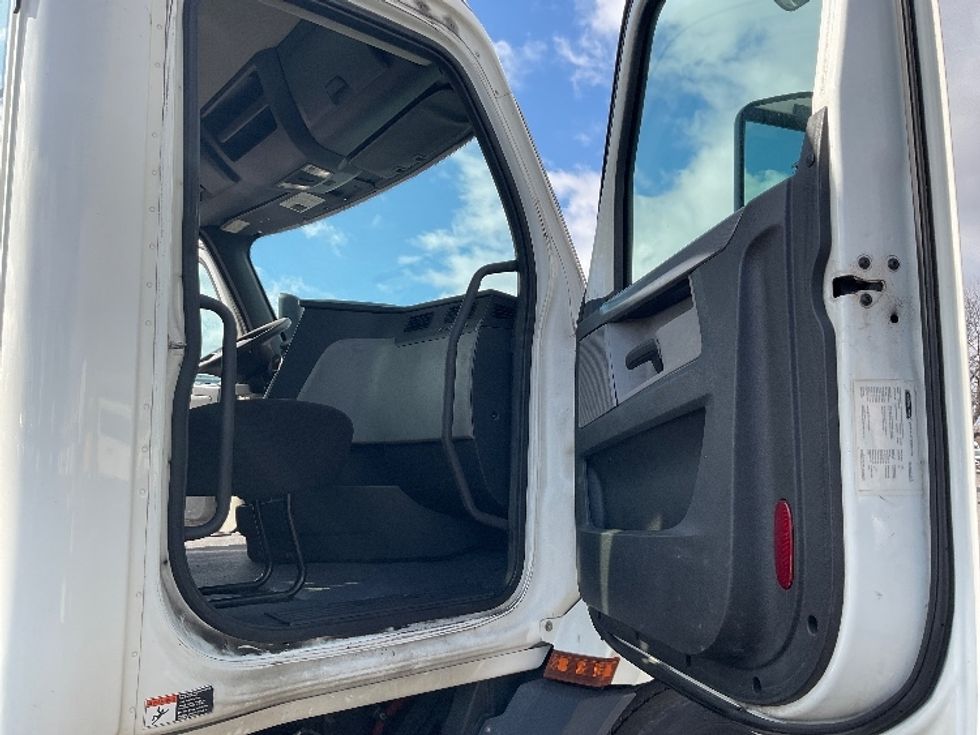 Day Cab Tractor-Heavy Duty Tractors-Freightliner-2019-T11664ST-Perrysburg-OH-373,994\n\t\tmiles-$ 46,750 - Image 12