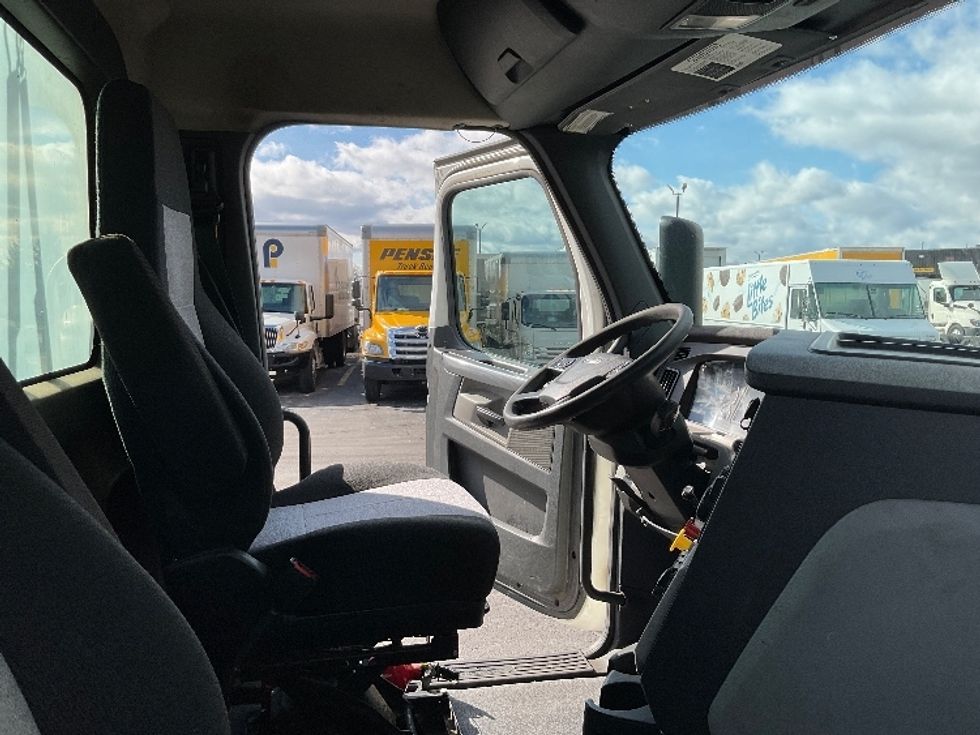 Day Cab Tractor-Heavy Duty Tractors-Freightliner-2019-T11664ST-Perrysburg-OH-373,994\n\t\tmiles-$ 46,750 - Image 14