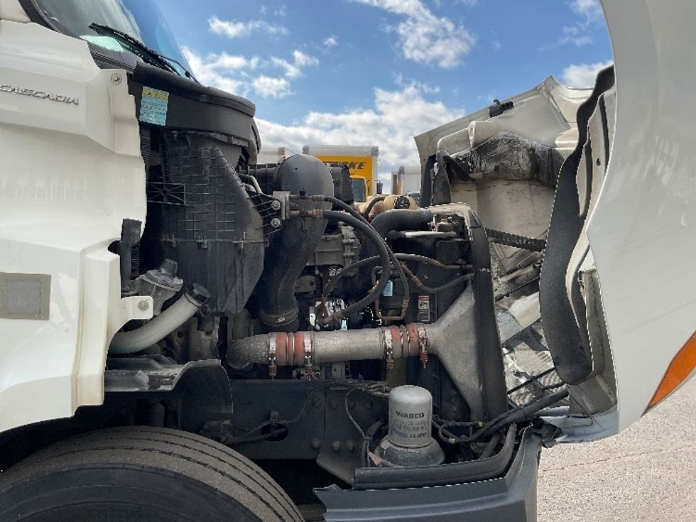 Day Cab Tractor-Heavy Duty Tractors-Freightliner-2019-T11664ST-Perrysburg-OH-373,994\n\t\tmiles-$ 46,750 - Image 15